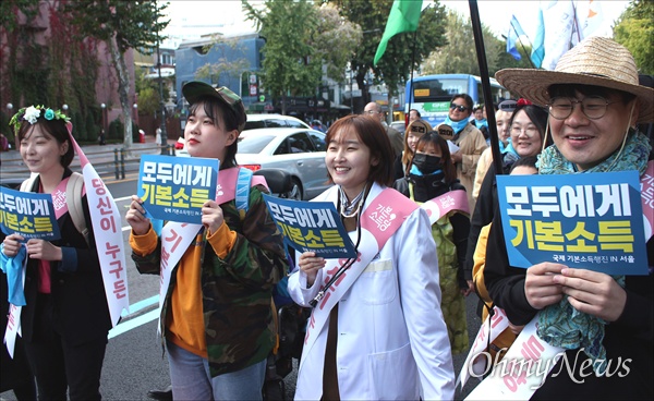  26일 전 세계 10개국 26개 도시에서 기본소득 지지자들이 기본소득을 알리고 기본소득 실현을 요구하는 “국제기본소득행진(Basic Income March)”을 동시에 진행했다. 서울에서도 대학로에서 보신각까지 150여 명의 지지자들이 행진을 벌이며 시민들에게 기본소득의 필요성을 설명했다. 일부 지지자들은 “모든 사람은 아무 조건 없이 기본소득을 받을 자격이 있다”는 의미로 의사, 군인, 농민, 조리사, 노동자 등의 의상을 입고 참석했다. 