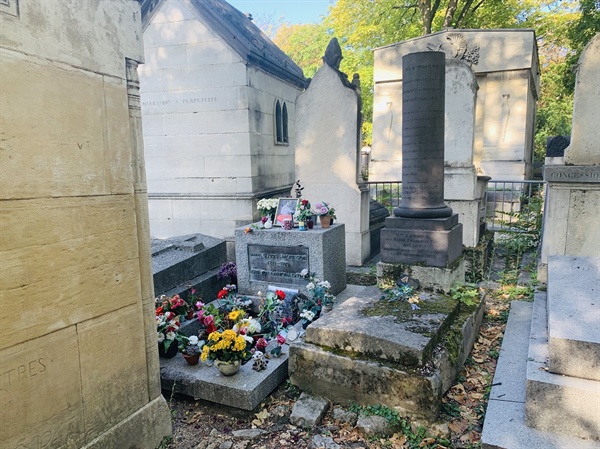 짐 모리슨의 무덤에는 그의 팬들이 놓아둔 꽃들이 가득하다