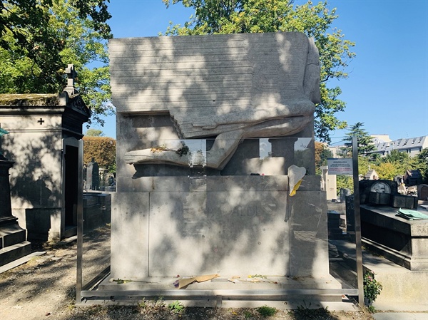 오스카 와일드의 무덤은 외관이 독특해 그 자체로 예슬 작품 같았다.