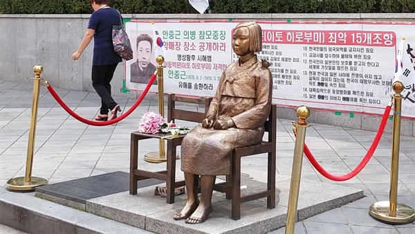 옛 일본대사관 앞의 위안부 소녀상.