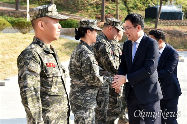 박남춘 인천시장이 10월 28일 연평도 해병연평부대를 방문해 장병들을 격려하고 있다.