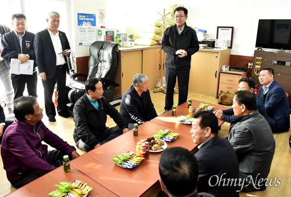 박남춘 인천시장이 10월 27일 소연평도를 방문해 소연평 경로당에서 주민들과 인사를 나누고 있다.