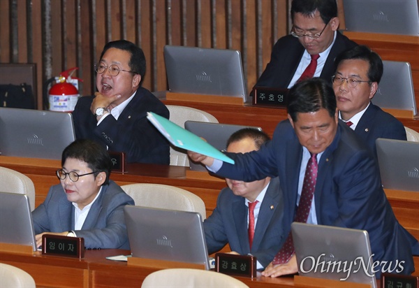 28일 오전 국회 본회의장에서 이인영 더불어민주당 원내대표의 교섭단체 대표연설을 듣던 이장우 자유한국당 의원이 고성을 지르며 항의하고 있다. 