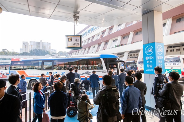 휠체어탑승가능 고속버스가 운행을 시작하는 28일 오전 서울 서초구 고속버스터미널 경부선 휠체어 승강장에서 첫 승객이 강릉행 버스에 탑승하고 있다.