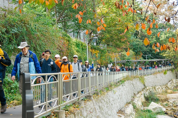 10월 26일 오전 '서울둘레길, 세계인이 걷는다' 페스티벌 참가자들이 서울둘레길 8코스(북한산)를 행진하고 있다.