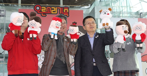  자유한국당 황교안 대표가 28일 오전 국회 의원회관에서 열린 오른소리가족 제작발표회에 참가해 당직자들과 함께 인형극 캐릭터를 들어보이고 있다.