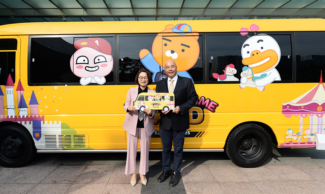 은수미 성남시장(왼쪽)과 남궁훈 ㈜카카오게임즈 대표 이사가 4D VR게임 버스 앞에서 기념사진을 찍고 있다 