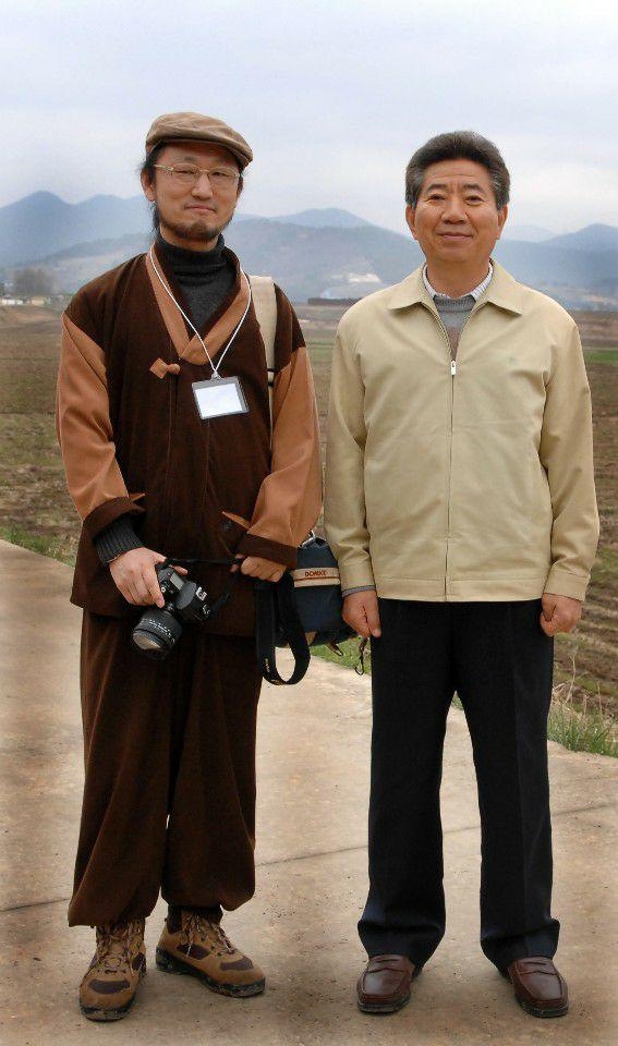 노무현 대통령(오른쪽)과 김종구 기자. 2008년 3월 30일 강원노사모 방문 당시 촬용
