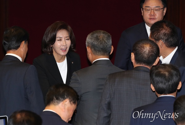 나경원 자유한국당 원내대표가 지난 29일 오전 국회 본회의장에서 교섭단체 대표연설을 마친후 퇴장하며 동료의원들과 인사하고 있다. 