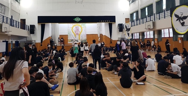 서울 인헌고등학교 학생들은 몇 년 전부터 강당에 모여 '지혜 모으기 토론회'를 여러 번 열어왔다. 사진은 과거 토론회 모습. 