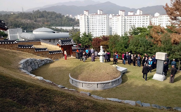 광복회 대구지부 회원들이 경북 구미의 허위 의병대장 묘소를 참배하고 있다. 사진 왼쪽에 허위기념관이 보인다.