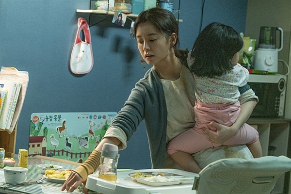  김지영(정유미)은 26개월이 된 딸과 함께 평범한 아기엄마의 일상을 살아간다. 