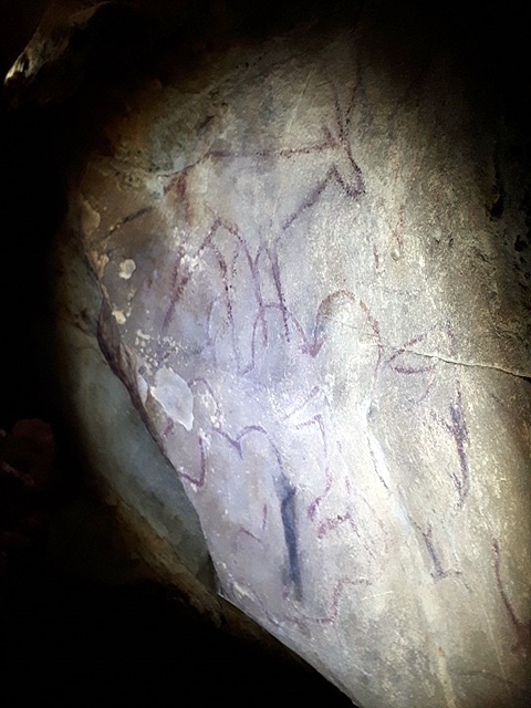 호이쳉헤르( Khoid Tsenkher) 동굴에는 그 당시(20000~15000년전) 동굴에서 살던 원시인들이 그렸던 동굴벽화가 있다. 어렵사리 동굴을 찾아가 후래쉬를 비춰 촬영했다. 바닥에는 박쥐의 배설물이 넘쳐났다. 호이쳉헤르 동굴벽화는 세계문화유산에 등재된 동굴벽화다.