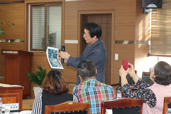 사진은 지난 24일 열린 A초등학교 B분교 토양오염 우려기준 초과에 따른 정밀조사 결과 보고회에 참석한 태안군청 관계자가 학부모들에게 설명하는 모습. 