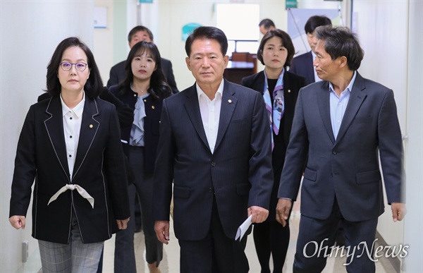 자유한국당 교육위 소속 의원들이 30일 오전 서울 종로구 서울교육청에서 최근 발생한 ‘인헌고 사태’로 인해 항의방문을 하고 있다. 왼쪽부터 김현아 의원, 여명 서울시의원, 김한표, 전희경, 이학재 의원.