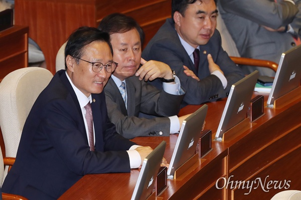 더불어민주당 홍영표 의원 등이 29일 국회 본회의장에서 나경원 자유한국당 원내대표의 교섭단체 대표연설을 듣고 있다. 