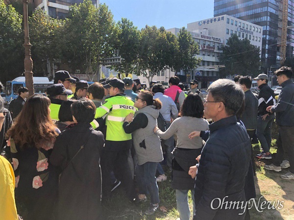  10월 30일 부산 동구 정발장군 동상 앞 공원에 세워잔 '항일거리' 현판.