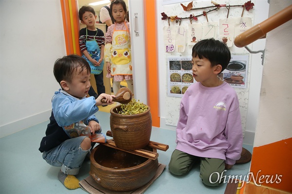 25일 오후 서울 영등포구 다온어린이집에서 아이들이 콩나물에 물을 주며 자라는 과정을 관찰하고 있다.