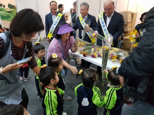  마산국화축제, 국화 나누기.