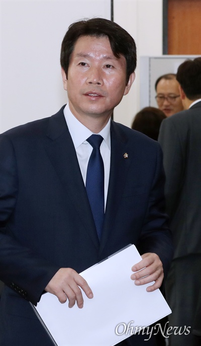 더불어민주당 이인영 원내대표가 31일 오전 국회에서 정책조정회의를 주재하기 위해 입장하고 있다. 