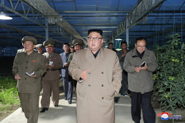 김정은 북한 국무위원장이 경성군 중평남매새온실농장과 양묘장건설장을 현지지도했다고 조선중앙통신이 18일 보도했다. 