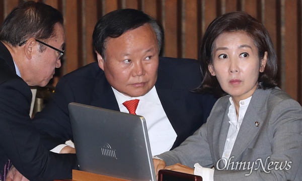 자유한국당 나경원 원내대표가 31일 국회 본회의장에서 김재원, 이종배 의원과 대화하고 있다. 