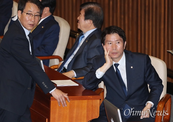 더불어민주당 이인영 원내대표와 이원욱 원내수석부대표가 31일 국회 본회의장에서 대화하고 있다.
