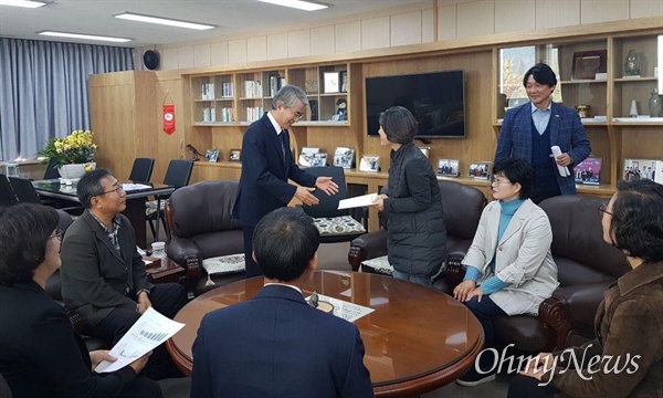 민중당 경남도당은 10월 31일 박종훈 경남도교육감을 면담하고 다문화학생의 문맹제로 정책을 제안했다.