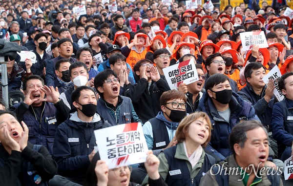 민주노총 조합원들이 31일 오후 서울 여의도 국회 앞에서 열린 ‘노동개악 분쇄, 탄력근로제 기간확대 저지 결의대회’에 참석해 국회의 탄력근로제 기간확대 법안 합의처리 추진을 규탄하고 있다.