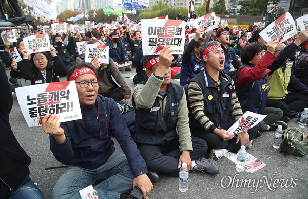  민주노총 조합원들이 31일 오후 서울 여의도 국회 앞에서 열린 ‘노동개악 분쇄, 탄력근로제 기간확대 저지 결의대회’에 참석해 국회의 탄력근로제 기간확대 법안 합의처리 추진을 규탄하고 있다.