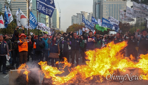 민주노총 김명환 위원장과 조합원들이 31일 오후 서울 여의도 국회 앞에서 열린 ‘노동개악 분쇄, 탄력근로제 기간확대 저지 결의대회’에 참석해 국회의 탄력근로제 기간확대 법안 합의처리 추진을 규탄하며 화형식을 벌이고 있다.
이날 민주노총은 국회 환노위에서 탄력근로제 기간확대를 포함한 노동개악법이 심의되는 즉시 총파업에 돌입할 것을 결의했다.