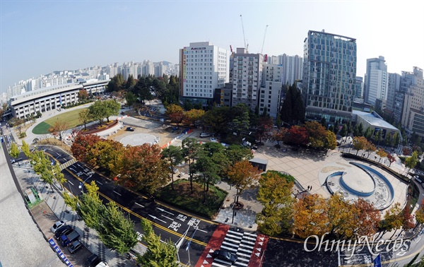  인천애(愛)뜰은 편안한 보행 공간과 새롭게 만들어진 횡단보도 4곳 등을 통해 누구나 쉽게 찾을 수 있는 사람 중심의 공간으로 탈바꿈했다. 남녀노소 모두 즐기고 소통하는 잔디광장, 바닥분수 등 물놀이터, 다양한 쉼터를 갖췄다.