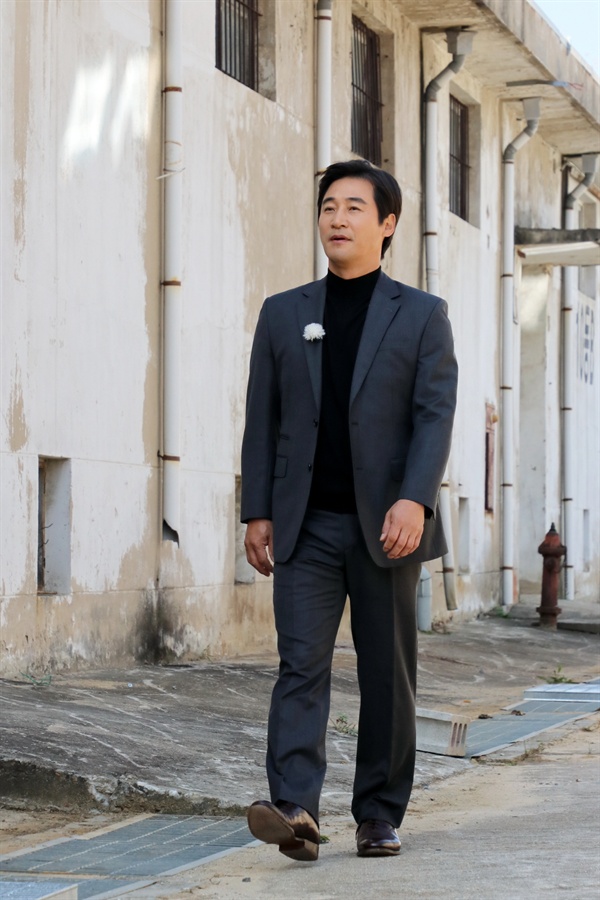 10월 31일 배우 전노민씨가 문화제조창C 일대에서 다큐멘터리를 촬영하고 있다.