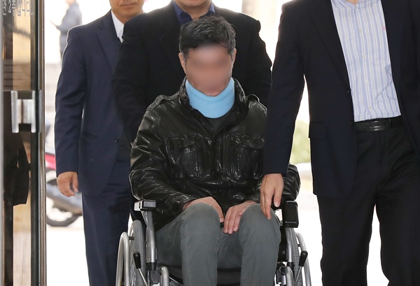 조국 전 장관의 동생 조모 씨가 31일 오전 영장실질심사를 받기 위해 서울 서초구 서울중앙지법에 들어서고 있다.