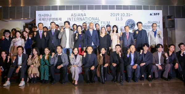  31일 저녁 광화문 씨네큐브에서 열린 17회 아시아나국제단편영화제 개막식을 찾은 영화인들