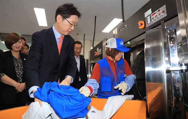 11월 1일 한국산업단지공단 김해지사에 들어선 ‘노동자 작업복 전문세탁소(가야클리닉)’의 개소식이 열렸다.