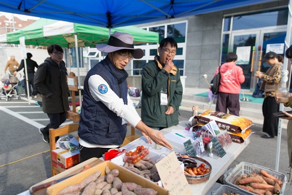  한 해 동안 농사지은 당근, 고구마 쌀을 판매한 작당농장 