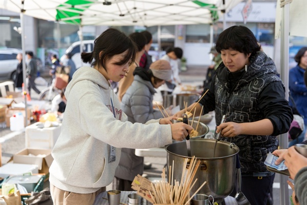  서늘한 날씨에 어울리는 따끈한 어묵도 준비되었다