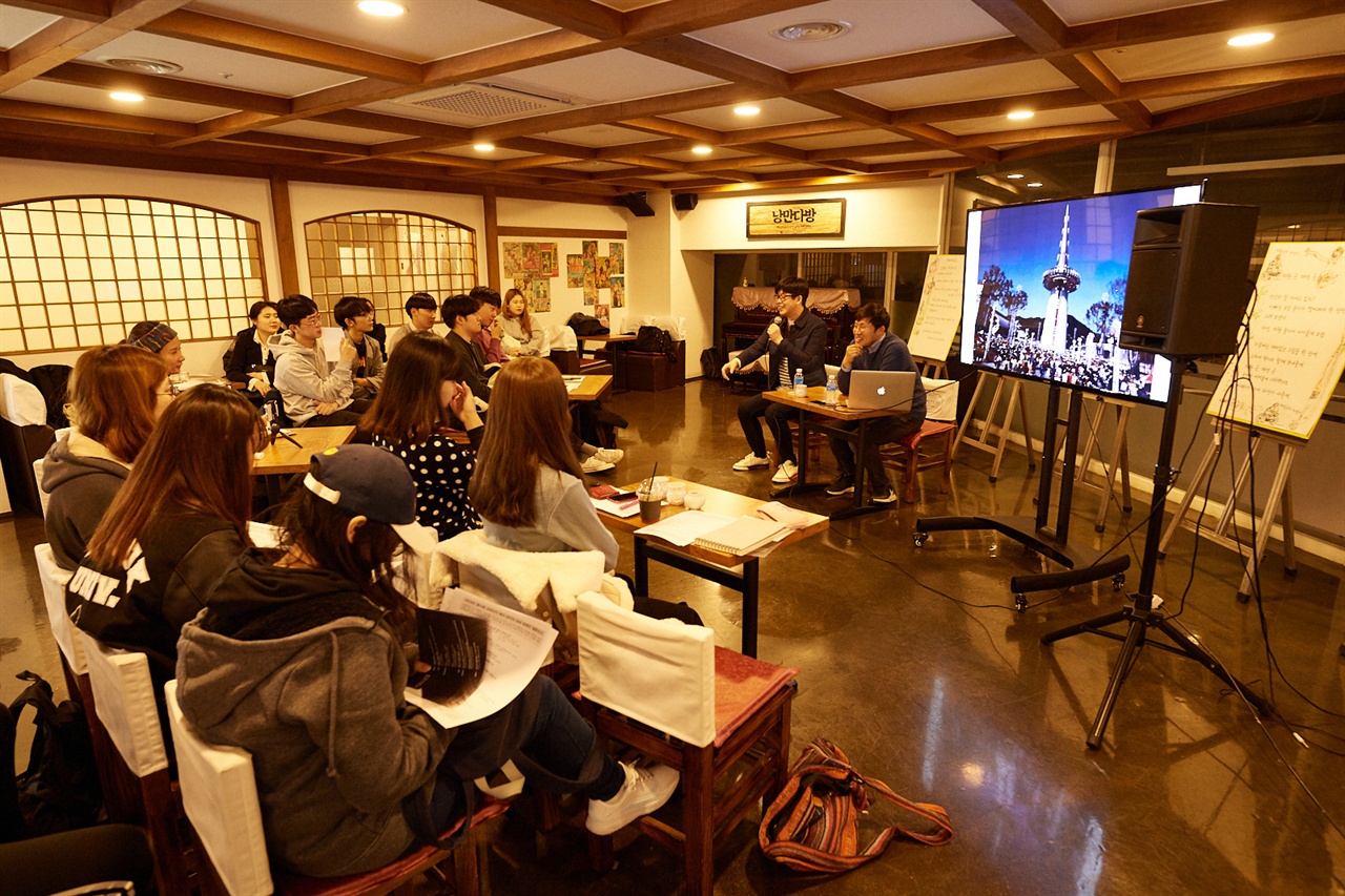 '디지털인문도시 :순성의 복원' 프로그램에서 토크콘서트를 펼치고 있는 김태은 작가(앞, 오른쪽)와 류임상 서울미술관 학예연구실장(앞, 왼쪽)