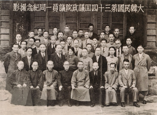 1942년, 대한민국 임시정부는 좌우합작 통합정부를 이뤘다. 앞줄 오른쪽 끝에 앉은 이가 조선민족혁명당의 김원봉, 오른쪽에서 네번째가 김구 임시정부 주석이다.  