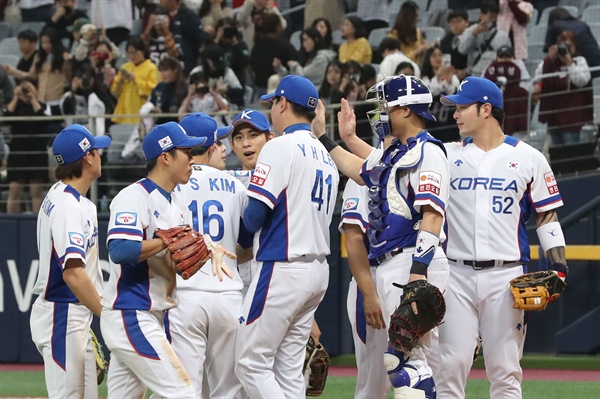  1일 오후 서울 구로구 고척스카이돔에서 열린 대한민국과 푸에르토리코의 야구대표팀 평가전에서 승리한 한국 선수들이 기뻐하고 있다. 