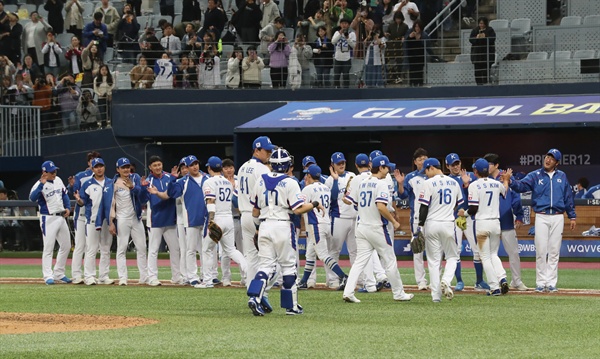   1일 오후 서울 구로구 고척스카이돔에서 열린 대한민국과 푸에르토리코의 야구대표팀 평가전에서 승리한 한국 선수들이 하이파이브하고 있다. 