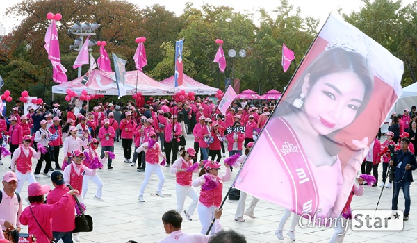 핑크빛으로 물들은 송가인 첫 콘서트 3일 오후 서울 회기동 경희대 평화의전당에서 열린 가수 송가인의 단독 리사이틀 < Again > 공연을 보기 위한 팬들이 공연장 앞마당을 가득채우고 있다. 송가인의 첫 단독 콘서트는 오케스트라 팀, 국악 팀, 사물놀이패, 안무 팀 등 120여명의 세션들이 참여했으며 신곡 7곡과 무협사극 장르의 드라마타이즈 뮤직비디오가 공개됐다. 