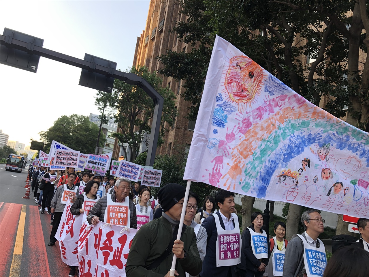 집회후 '차별 반대'를 외치며 긴자거리 행진 거리에서는 격려의 소리와  지지의 박수가 나오기도 했다. 