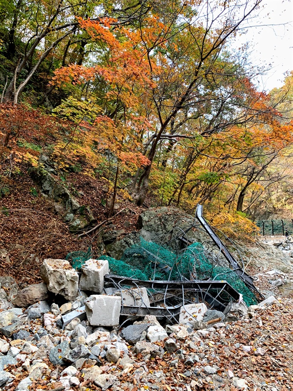 아직도 지역 여기저기에 자연재해의 흔적이 남아있네요. 등산로를 급하게 복구했다고는 하는데, 흔적은 쉽게 없애지 못했습니다. 