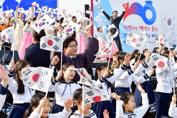 “3·1운동 100주년 기념 시민문화제”  염태영 수원시장은 남은 임기 동안 수원시민이라는 사실에 자부심을 느낄 수 있는 ‘사람 중심, 더 큰 수원’을 완성하겠다는 포부다. 사진은 지난 3월 1일, ‘3·1운동 100주년 기념 시민문화제’에서 염태영 수원시장(갈색옷)이 시민들과 함께 만세운동을 재현하는 모습.