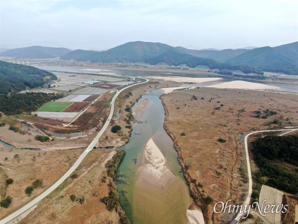 낙동강 합천창녕보 하류에 있는 합천 황강 합류지점의 모래톱(사진에서 가운데 흐르는 강이 황강이고 위에 보이는 강이 낙동강).