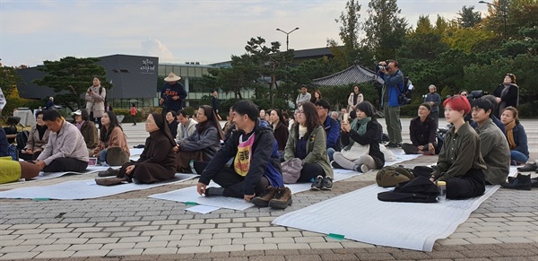 천주교 미사에 참석한 박찬진 상황실장 11월 4일 4시 청와대 앞에서 열리고 있는 천주교 미사에 참석하여 "왜 우리는 제주 제2공항을 막아야 하는가?"라는 입장을 밝혔다.