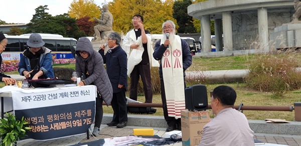 강정 해군기지 반대 투쟁에 앞장서온 문정현 신부가 이날은 정선녀 강정 공소회장과 함께 '잠들지 않은 남도'와 '성산의 평화, 일출봉아 사랑해' 열창해 미사 참가자들의 코등을 짠하게 했다.