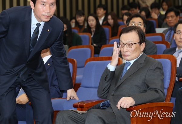 더불어민주당 이해찬 대표와 이인영 원내대표가 4일 오후 국회에서 열린 의원총회에 참석하고 있다. 